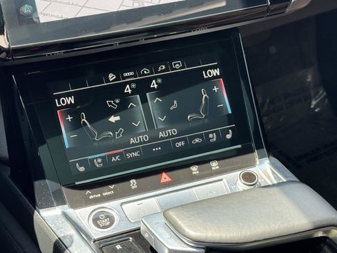Used 2022 Audi e-tron Premium Plus w/ Premium Plus Package AWD/4WD image 29
