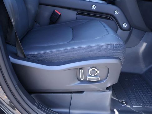 Used 2025 Land Rover Defender 130 V8 image 12