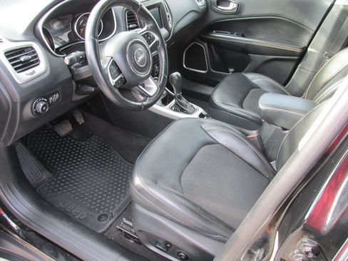 Used 2018 Jeep Compass Latitude w/ Popular Equipment Group AWD/4WD image 9