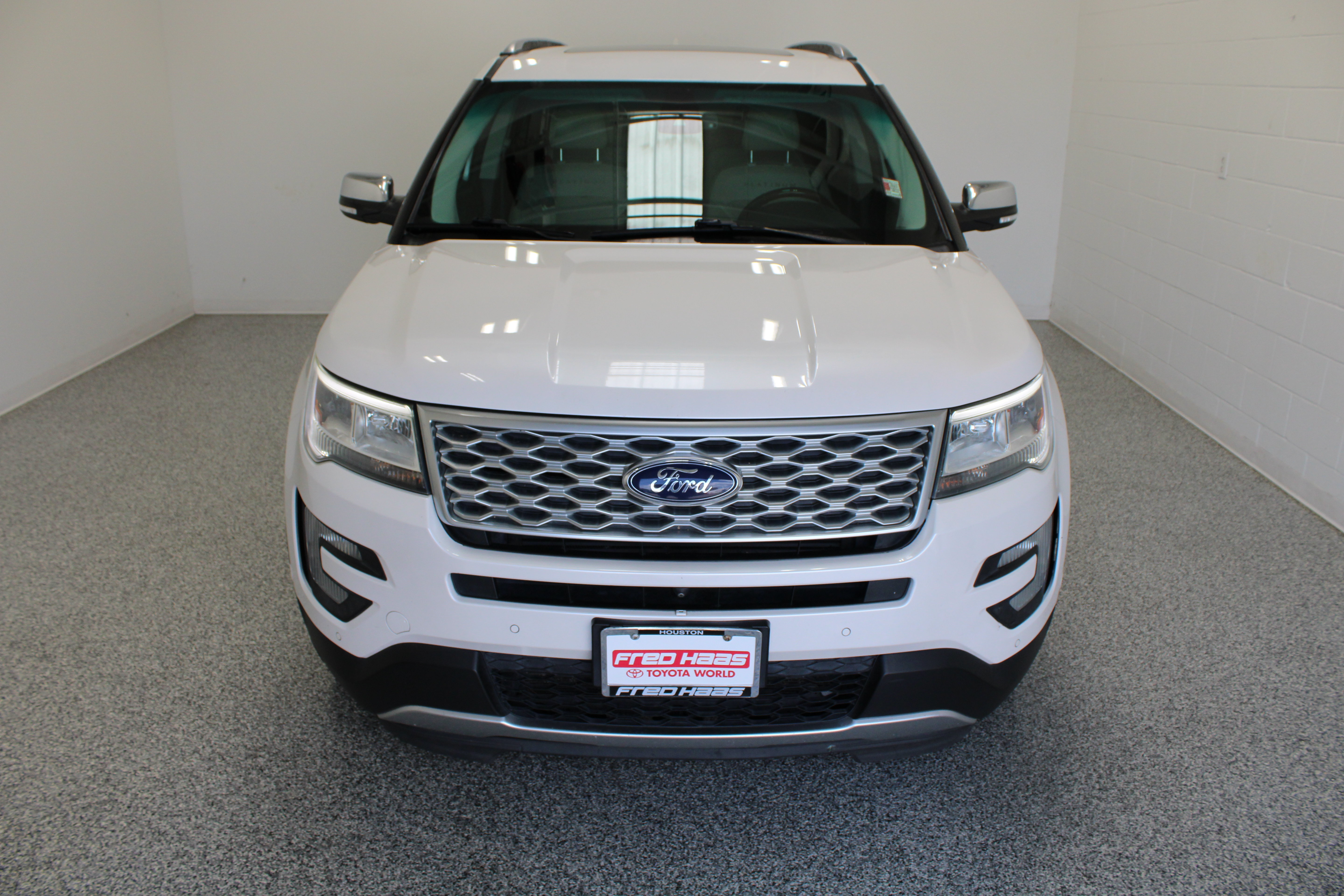 Used 2017 Ford Explorer Platinum AWD/4WD image 3