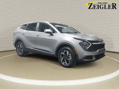 Used 2025 Kia Sportage LX image 3