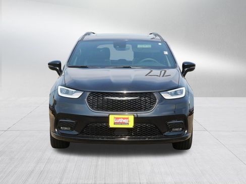 Used 2025 Chrysler Pacifica Limited FWD image 2