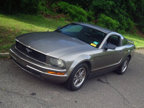 Used 2005 Ford Mustang Premium RWD image 21