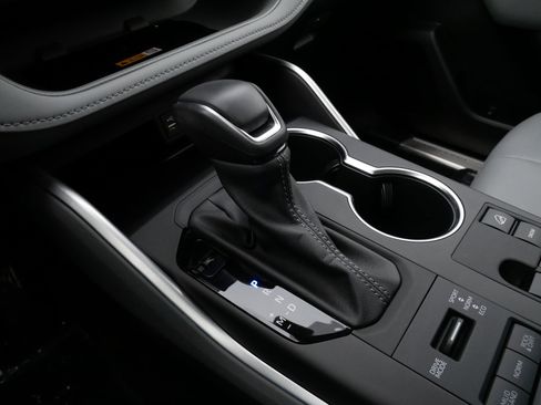 Used 2024 Toyota Highlander XLE image 24