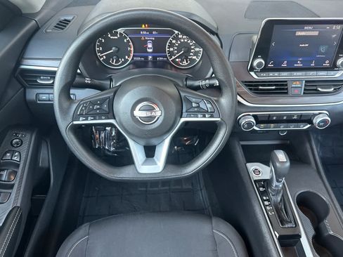 Used 2025 Nissan Altima 2.5 SV FWD image 14