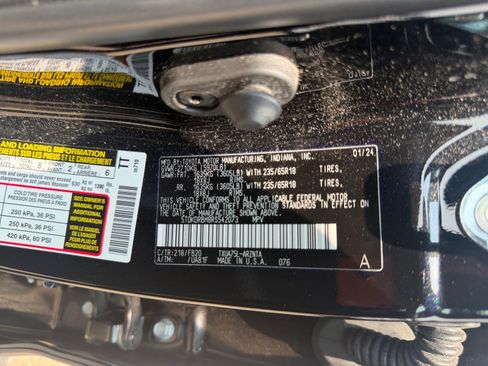 Used 2024 Toyota Highlander LE AWD/4WD image 25