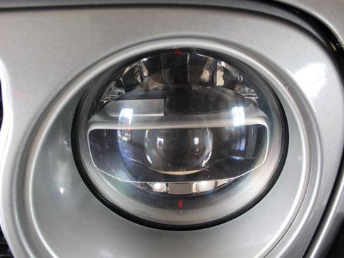 Used 2019 Jeep Wrangler Unlimited Sahara AWD/4WD image 11