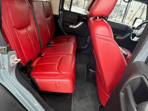 Used 2013 Jeep Wrangler Unlimited Rubicon image 17