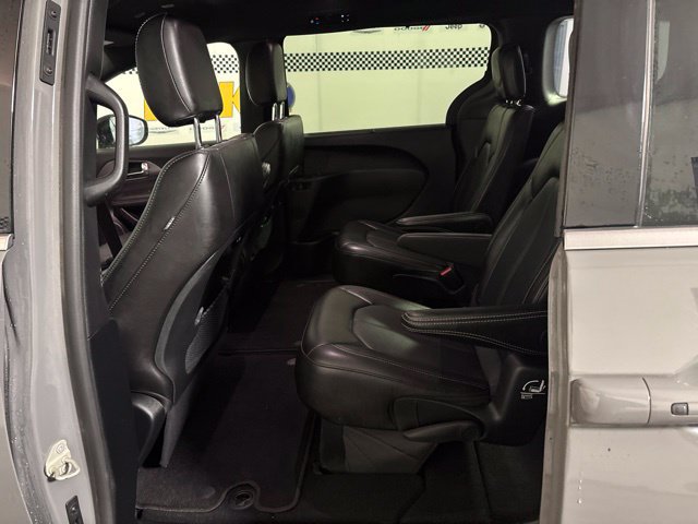 Used 2025 Chrysler Pacifica Select FWD image 12