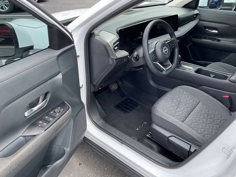 Used 2025 Nissan Kicks SV FWD image 9