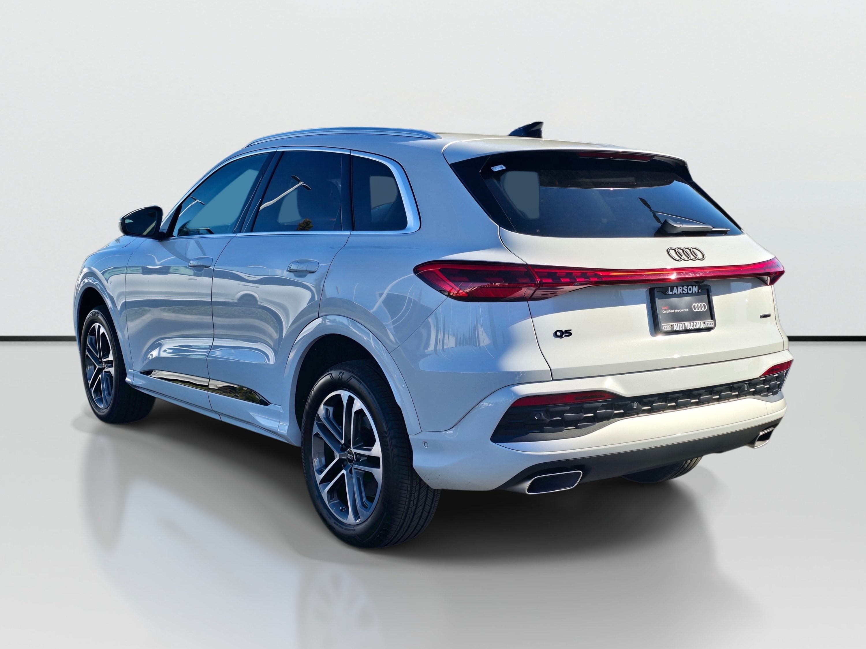 Certified 2025 Audi Q5 Premium AWD/4WD image 3
