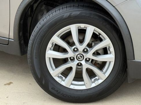Used 2019 Nissan Rogue SV AWD/4WD image 2