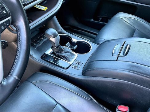 Used 2017 Toyota Highlander XLE AWD/4WD image 17