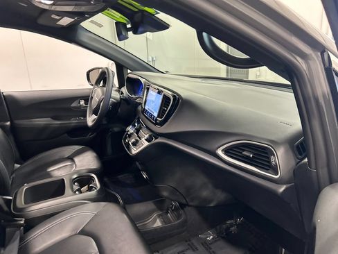 Used 2025 Chrysler Pacifica Select FWD image 33