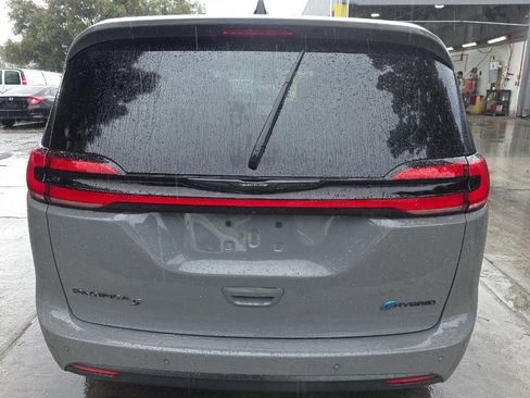 Used 2023 Chrysler Pacifica Limited w/ Uconnect Theater Family Group image 5