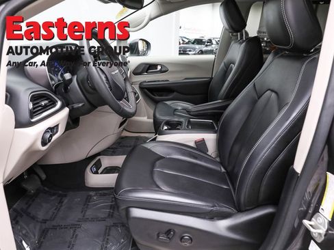 Used 2023 Chrysler Pacifica Touring-L FWD image 14