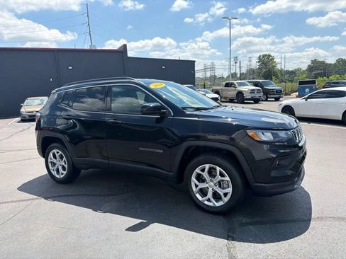 Used 2024 Jeep Compass Latitude AWD/4WD image 2