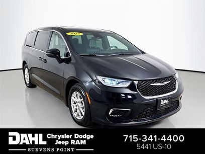 Used 2025 Chrysler Pacifica Select