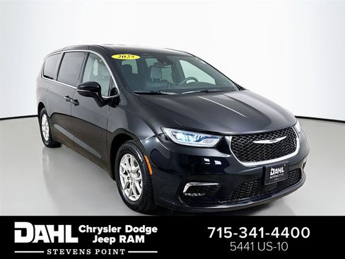 Used 2025 Chrysler Pacifica Select image 1