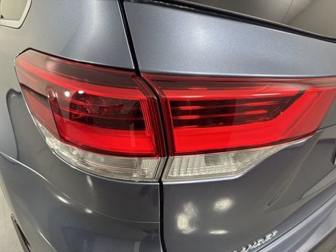 Used 2019 Toyota Highlander LE AWD/4WD image 29