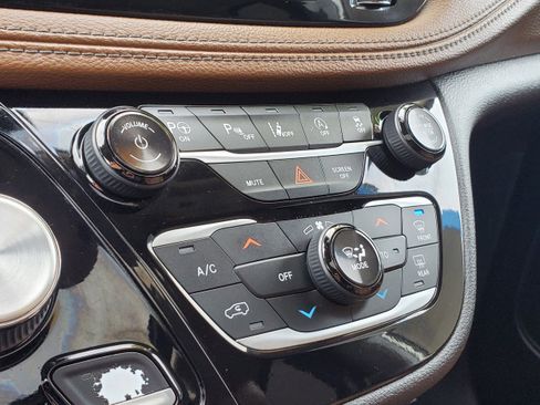 Used 2019 Chrysler Pacifica Limited w/ Tire & Wheel Group image 20