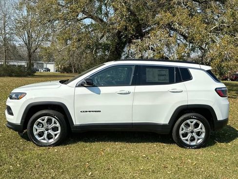 New 2025 Jeep Compass Latitude image 36