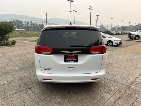 Used 2024 Chrysler Voyager LX FWD image 7