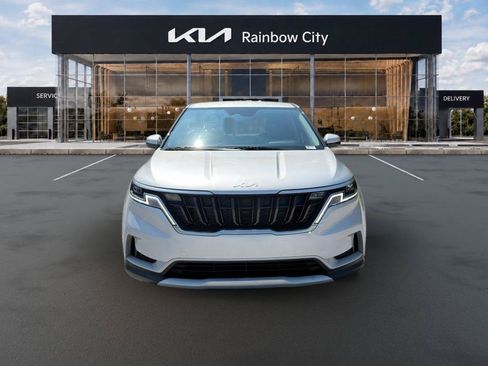 Used 2023 Kia Carnival LX FWD image 2