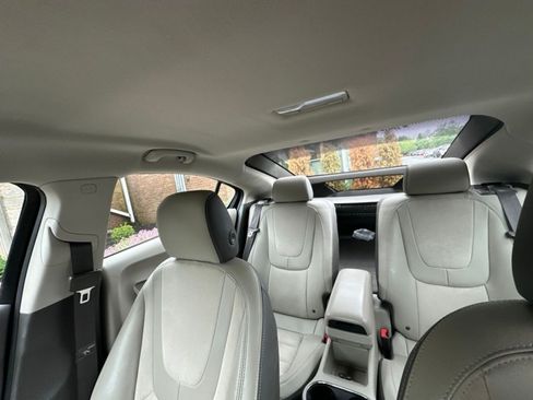 Used 2014 Chevrolet Volt Premium w/ Premium Trim Package FWD image 11