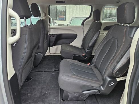 Used 2020 Chrysler Pacifica Touring image 22