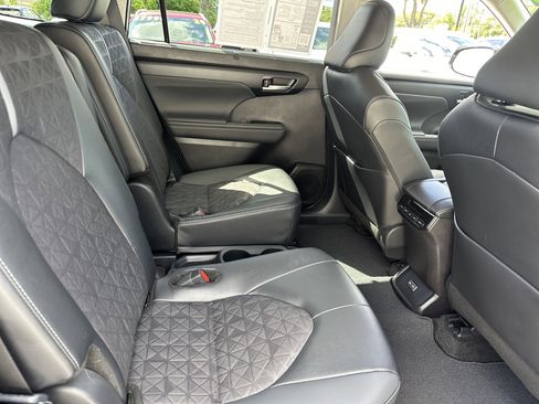 Used 2025 Toyota Highlander XLE AWD/4WD image 14