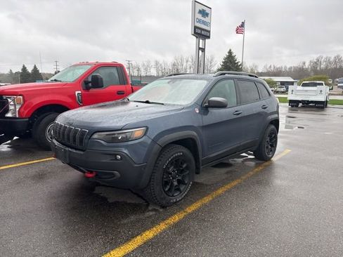 Used 2019 Jeep Cherokee Trailhawk AWD/4WD image 2