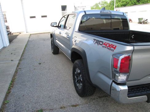 Used 2021 Toyota Tacoma TRD Off-Road AWD/4WD image 10
