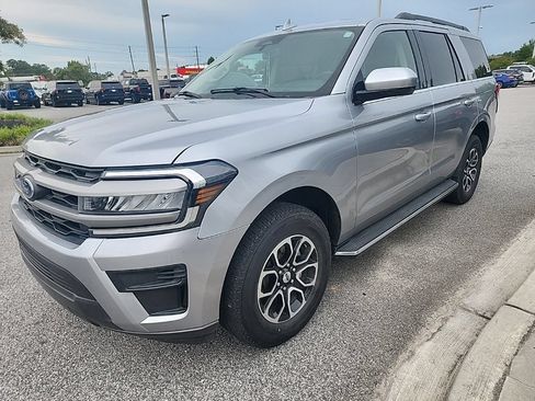 Used 2023 Ford Expedition XLT RWD image 3
