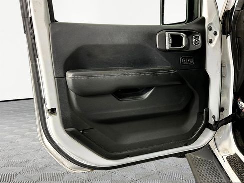 Used 2018 Jeep Wrangler Unlimited Sahara AWD/4WD image 18