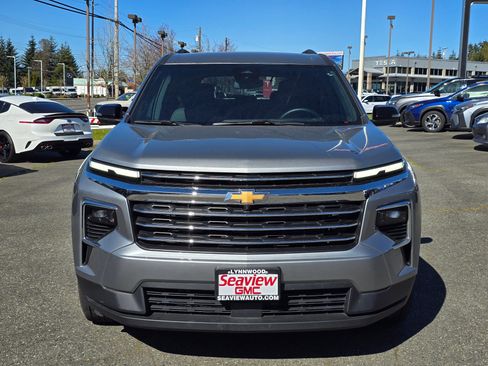 Used 2024 Chevrolet Traverse LT AWD/4WD image 2