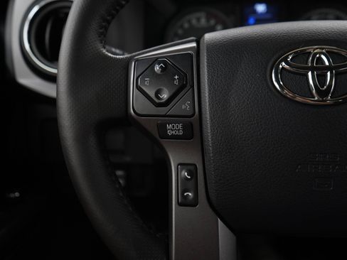 Used 2017 Toyota Tacoma TRD Off-Road w/ Premium & Technology Package AWD/4WD image 23