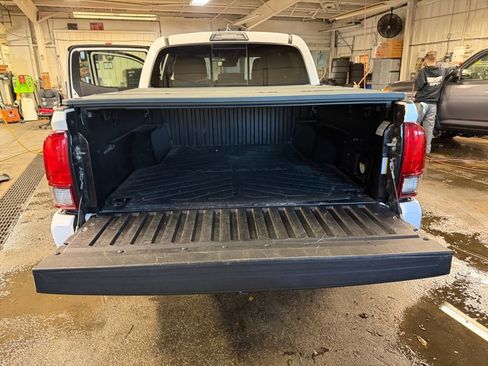 Used 2019 Toyota Tacoma TRD Sport image 16