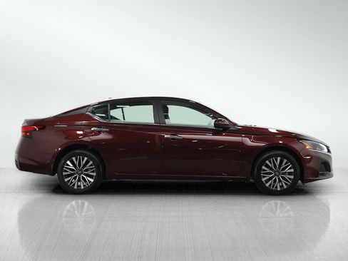 Used 2023 Nissan Altima 2.5 SV w/ SV Premium Package AWD/4WD image 6