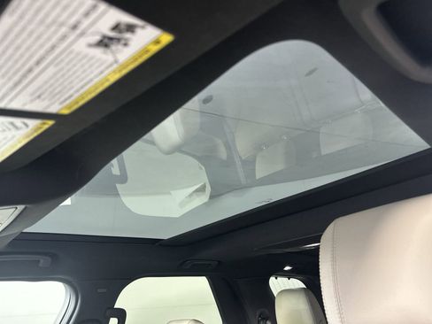 Used 2019 Land Rover Discovery SE image 26