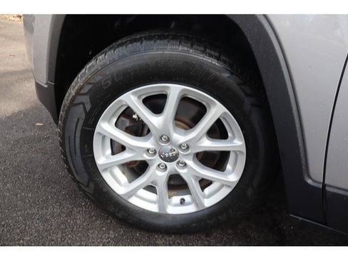 Used 2015 Jeep Cherokee Latitude w/ Cold Weather Group AWD/4WD image 17