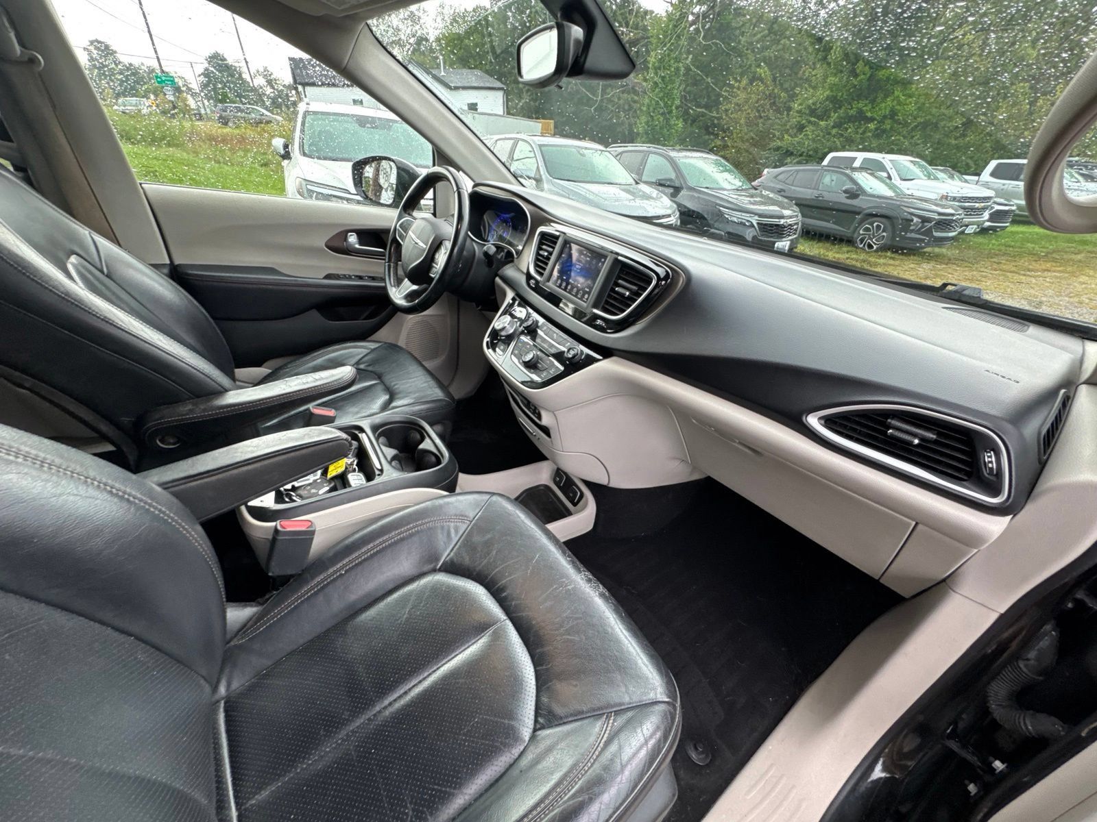 Used 2018 Chrysler Pacifica Touring-L FWD image 32