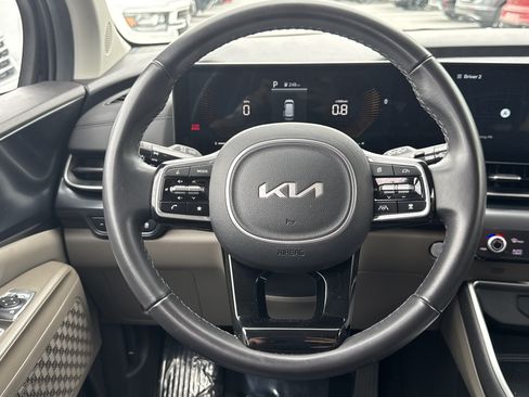 Used 2025 Kia Carnival FWD image 3