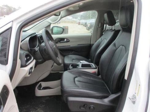 Used 2024 Chrysler Pacifica Touring-L image 4