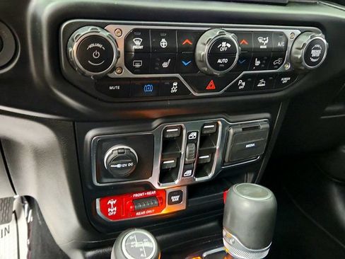 Used 2022 Jeep Wrangler Unlimited Rubicon 4xe w/ Cold Weather Group AWD/4WD image 16