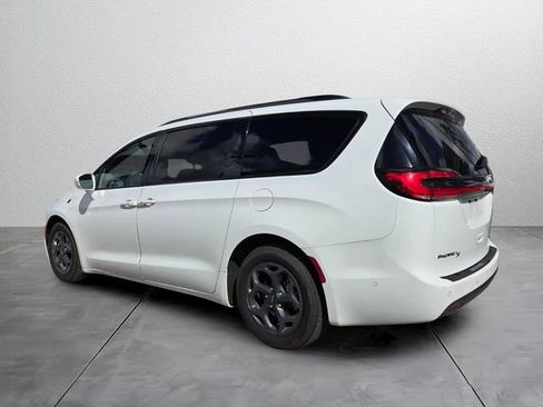 Used 2021 Chrysler Pacifica Touring-L w/ Uconnect Theater Family Group FWD image 3