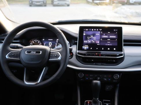 Used 2025 Jeep Compass Limited image 23