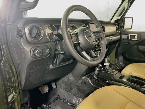 Used 2023 Jeep Gladiator Sport AWD/4WD image 9