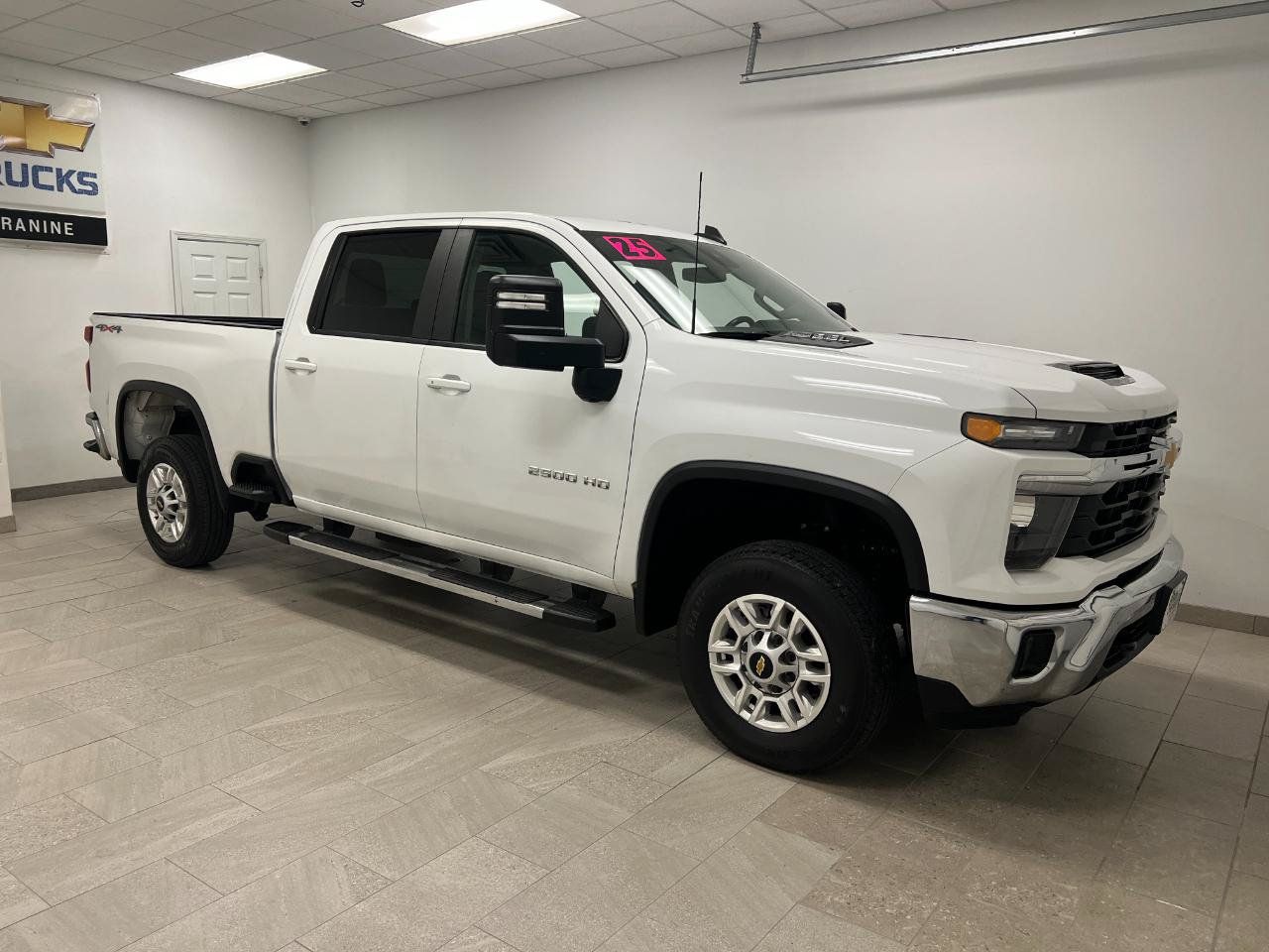 Used 2025 Chevrolet Silverado 2500 LT w/ Convenience Package AWD/4WD image 10