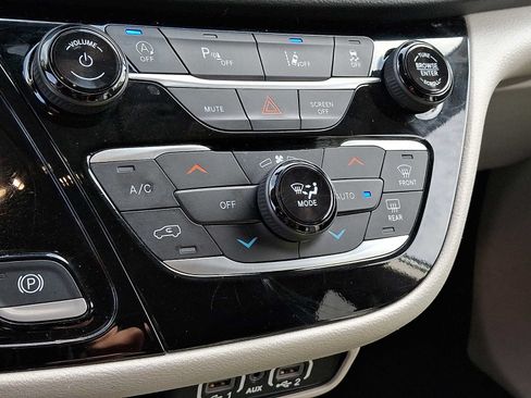 Certified 2023 Chrysler Pacifica Touring-L FWD image 19